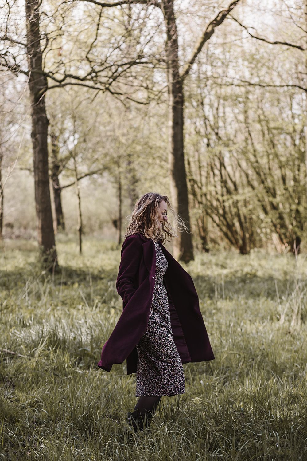 Ondernemer lacht ontspannen tijdens personal branding shoot in de natuur, Noord-Brabant.