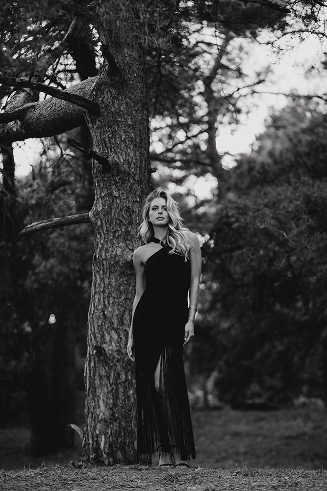 Vrouw met een jurk aan in het bos in de Drunense Duinen.