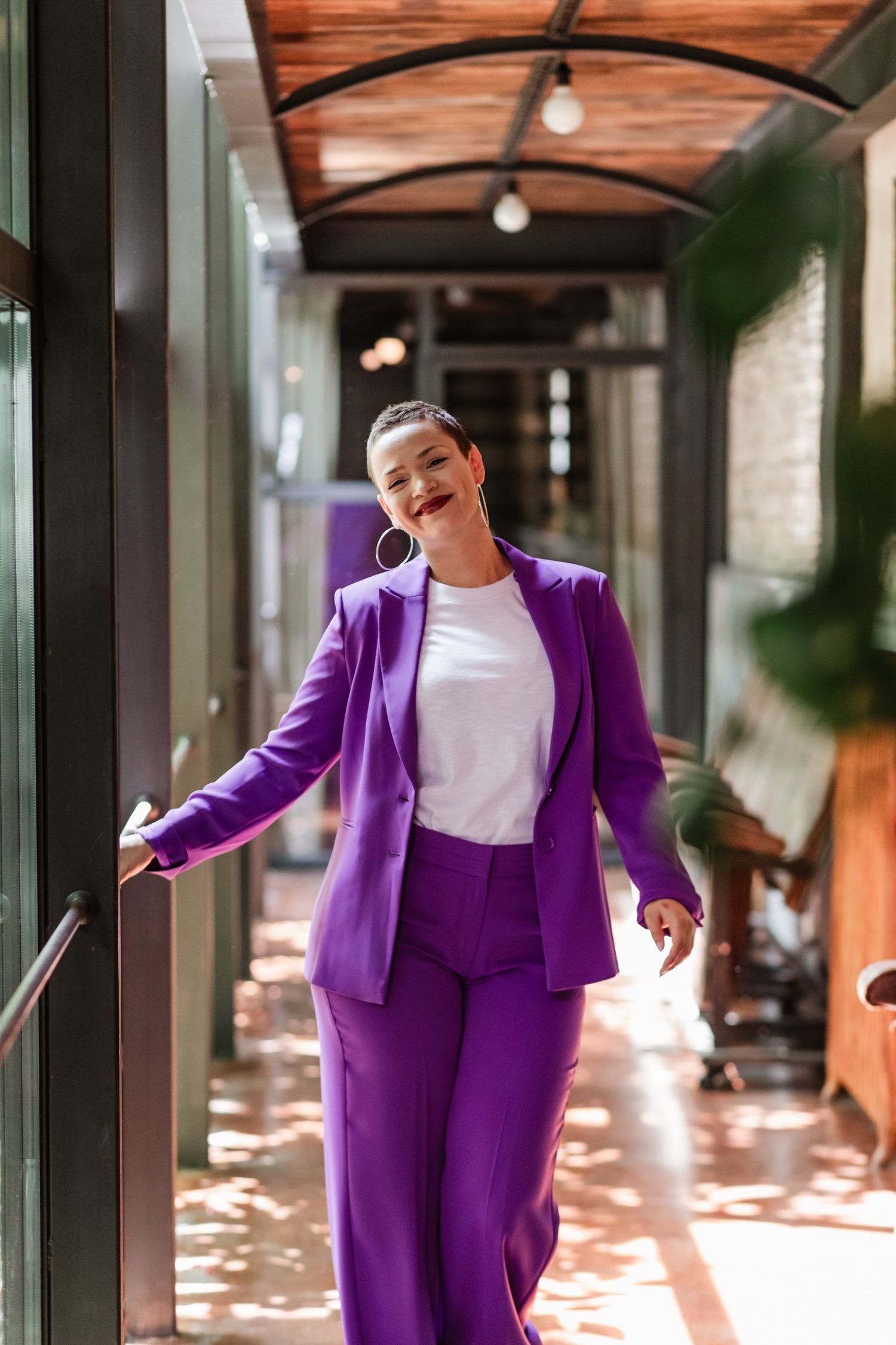 Ondernemer lacht ontspannen tijdens personal branding shoot op een industriële locatie in Geertruidenberg.