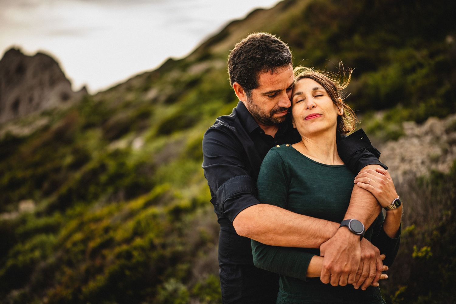 Couple fermant les yeux en partageant du bonheur