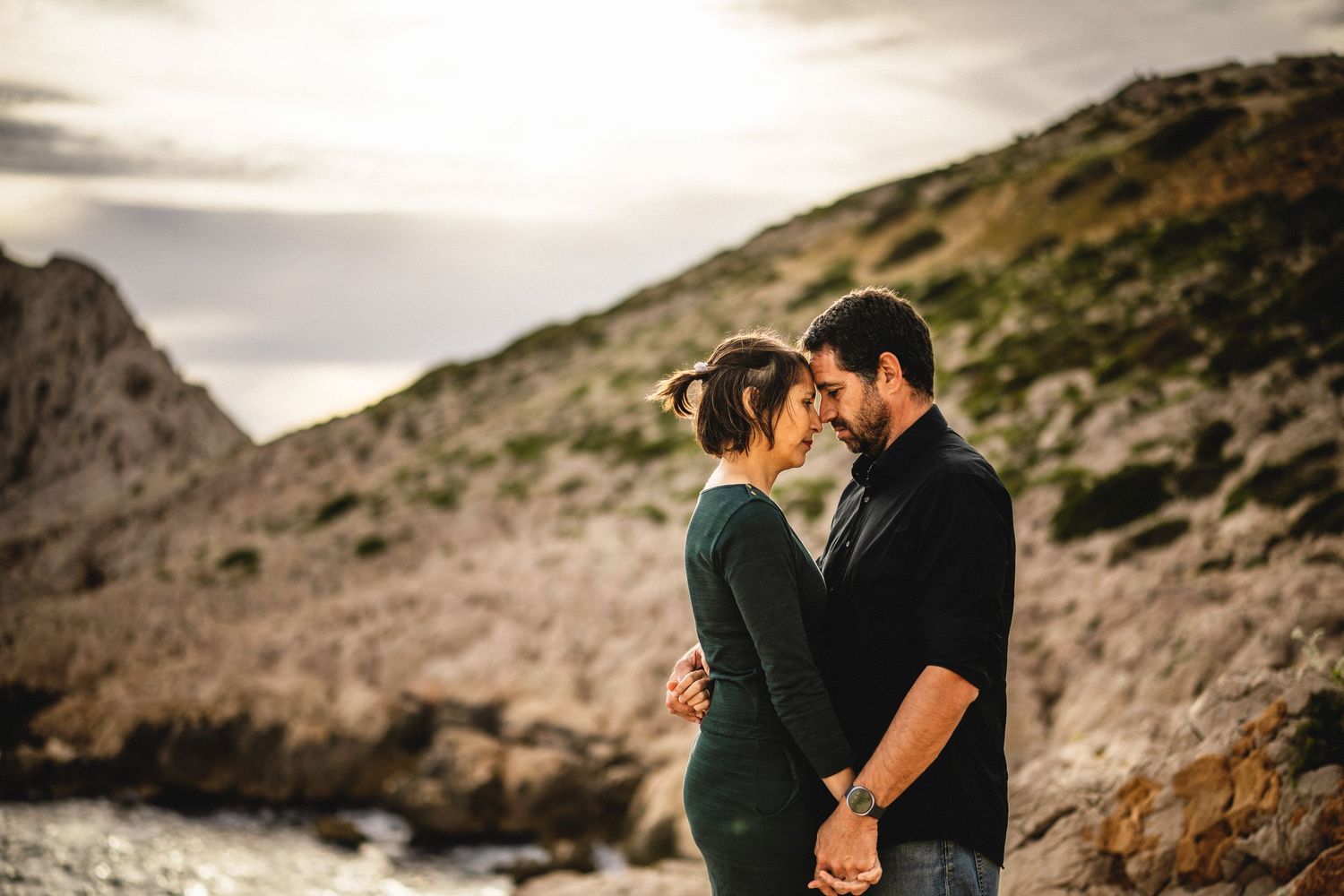 Couple partageant complicité lors d'une séance photo à Narbonne