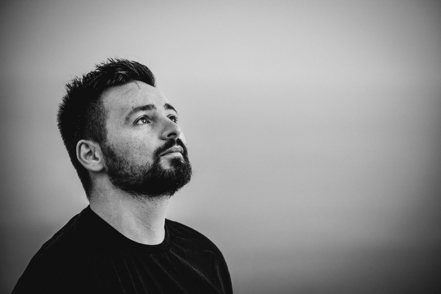 Portrait de Florian Valet, photographe de mariage et de portrait à Narbonne