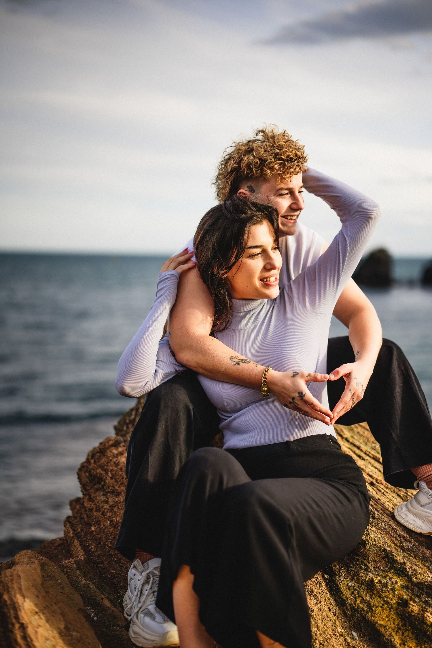 Couple enlacé sur une plage à Narbonne