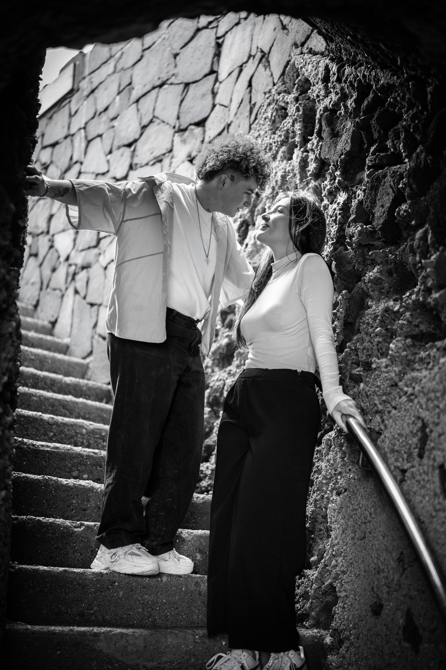 Instant de complicité dans un escalier à Narbonne