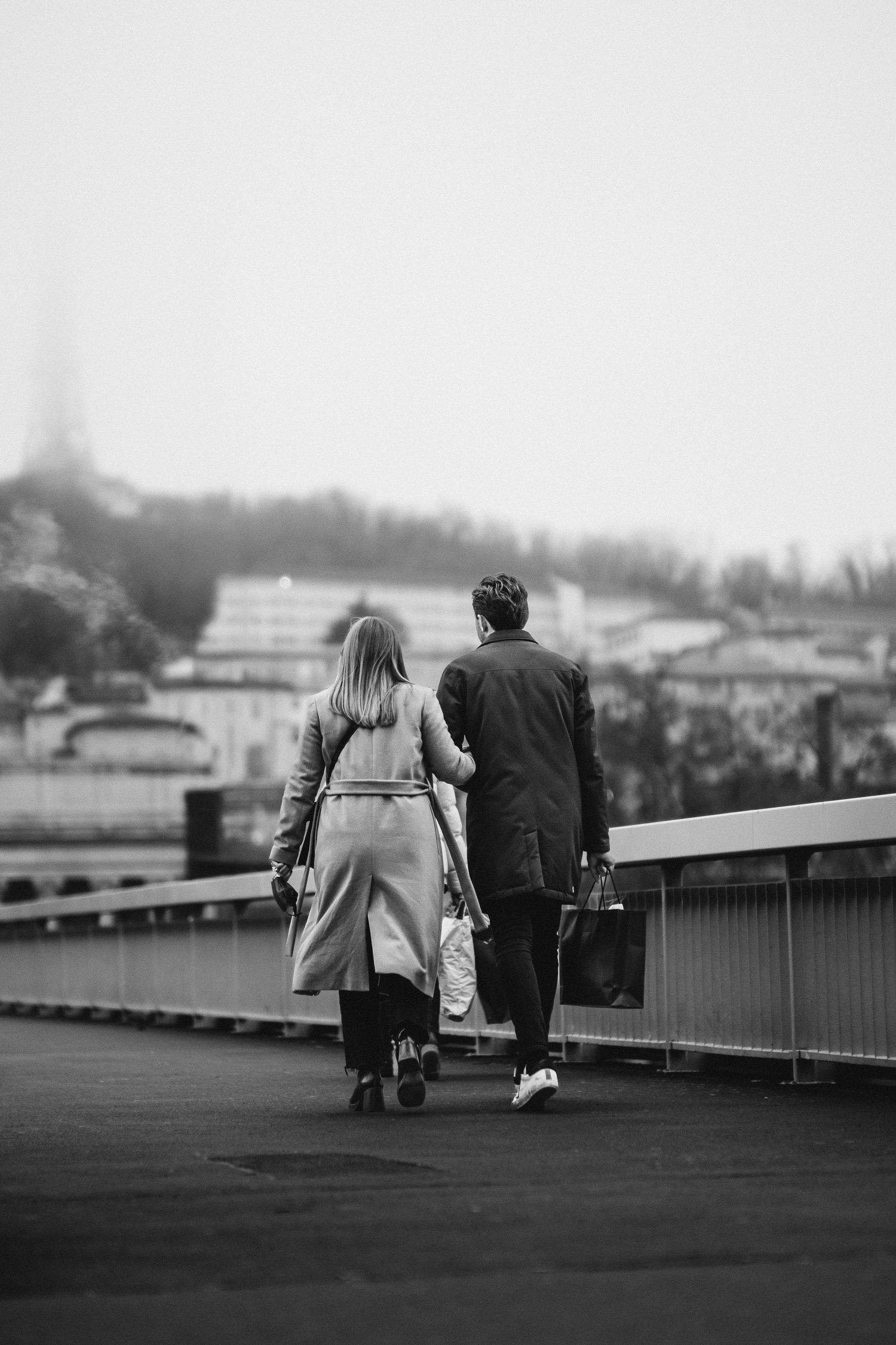 Séance couple qui marchent sur un pont Aude