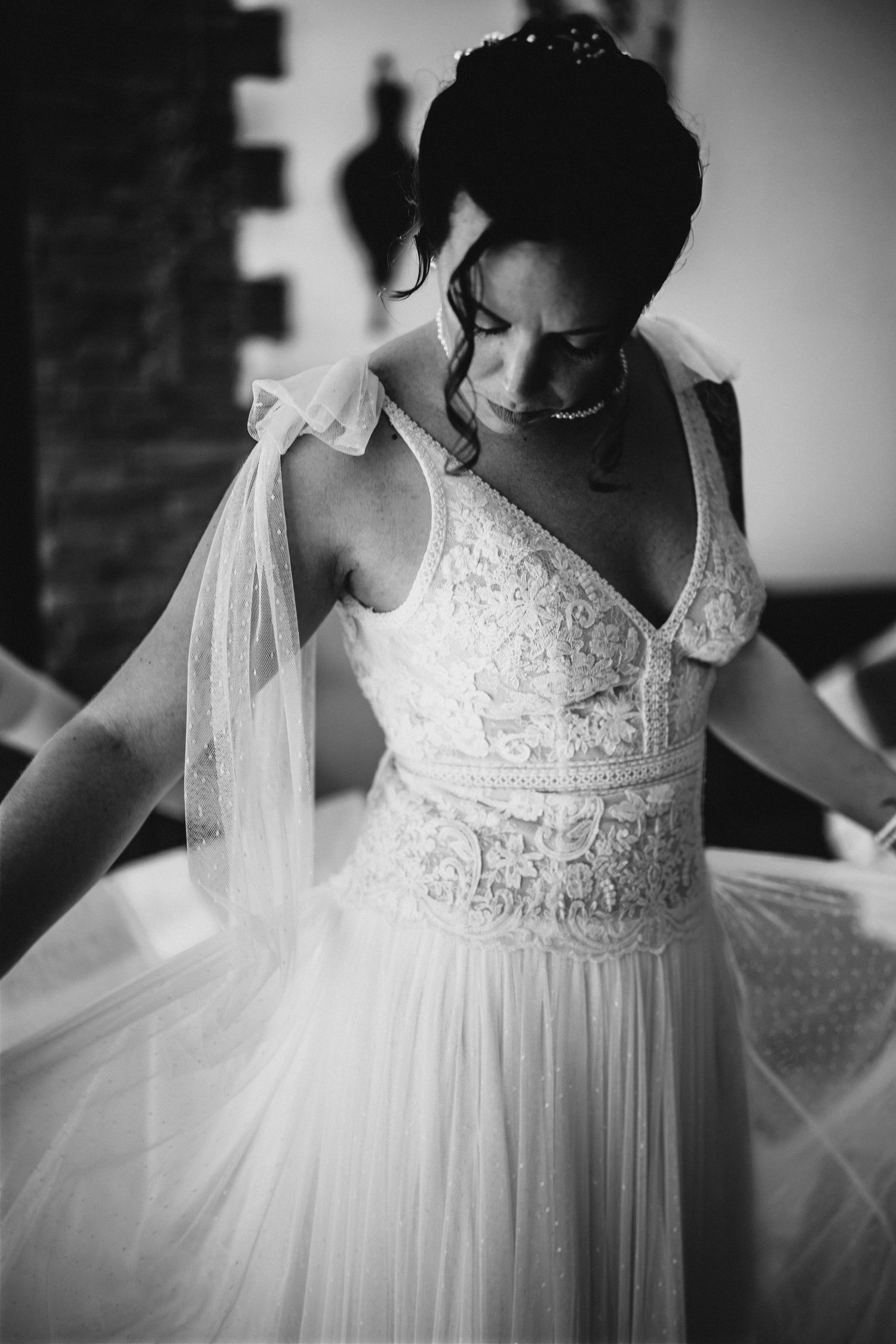 Mariée regardant sa robe à Narbonne