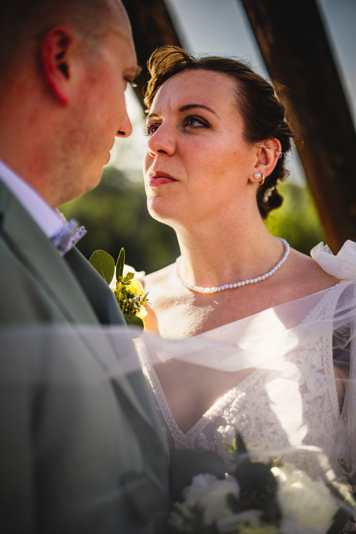 Premier regard des mariés lors d'un mariage à Narbonne
