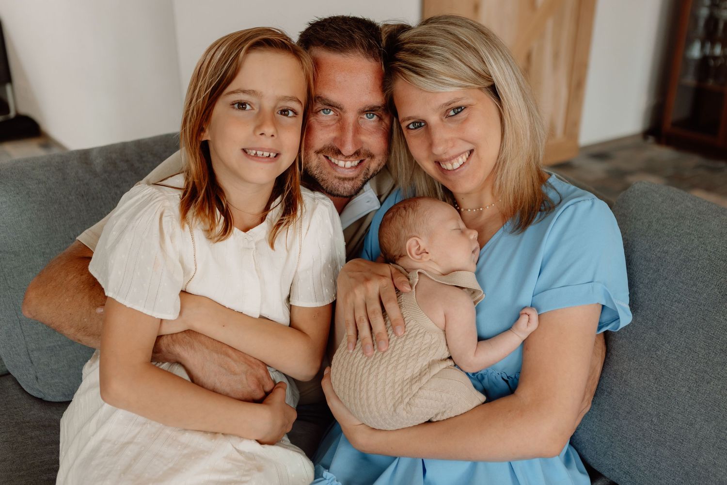Newborn lifestyle fotografie met ouders in Terneuzen, Zeeland, Oost-Vlaanderen