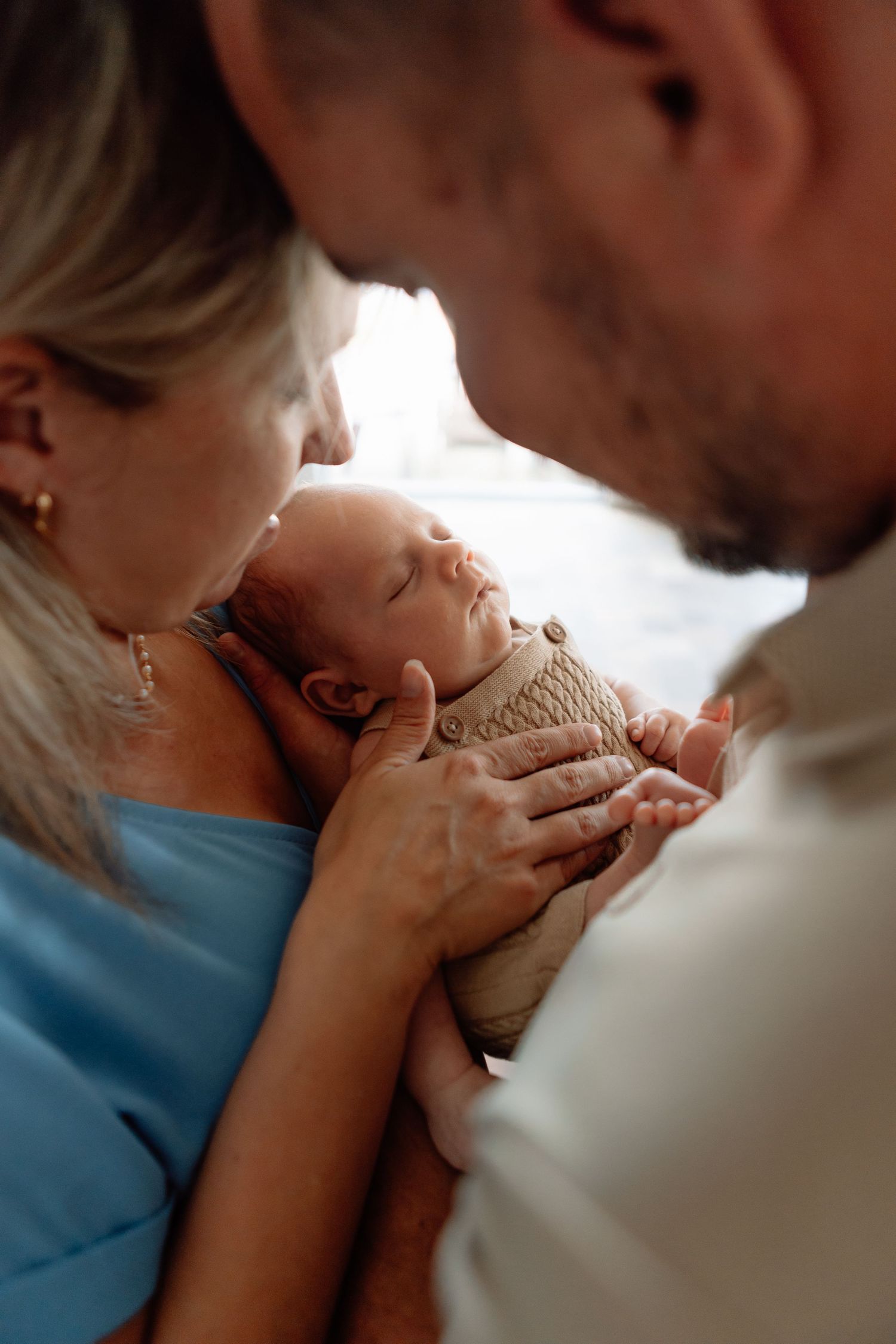 Newborn lifestyle fotografie met ouders in Terneuzen, Zeeland, Oost-Vlaanderen