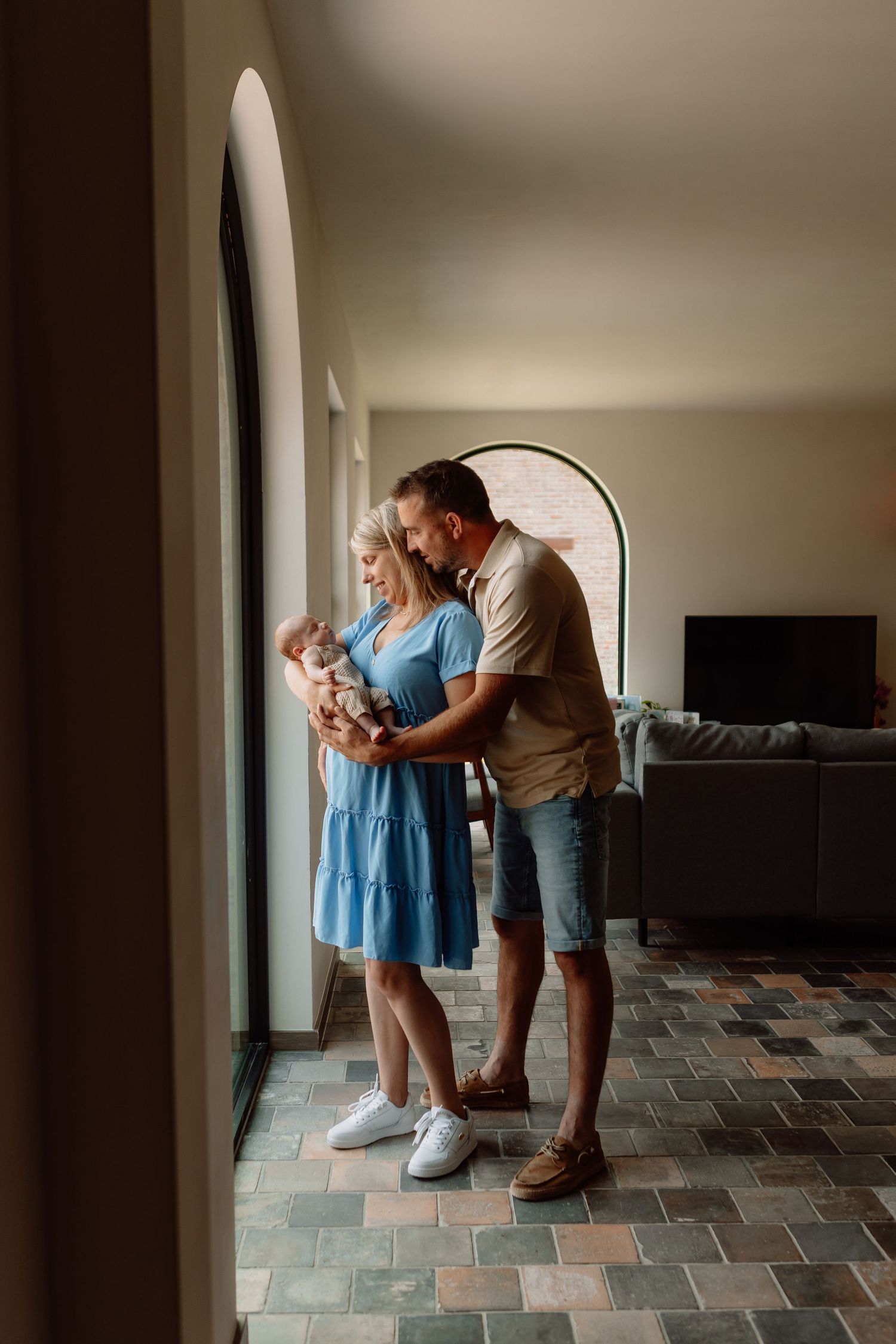 Newborn lifestyle fotografie met ouders in Terneuzen, Zeeland, Oost-Vlaanderen