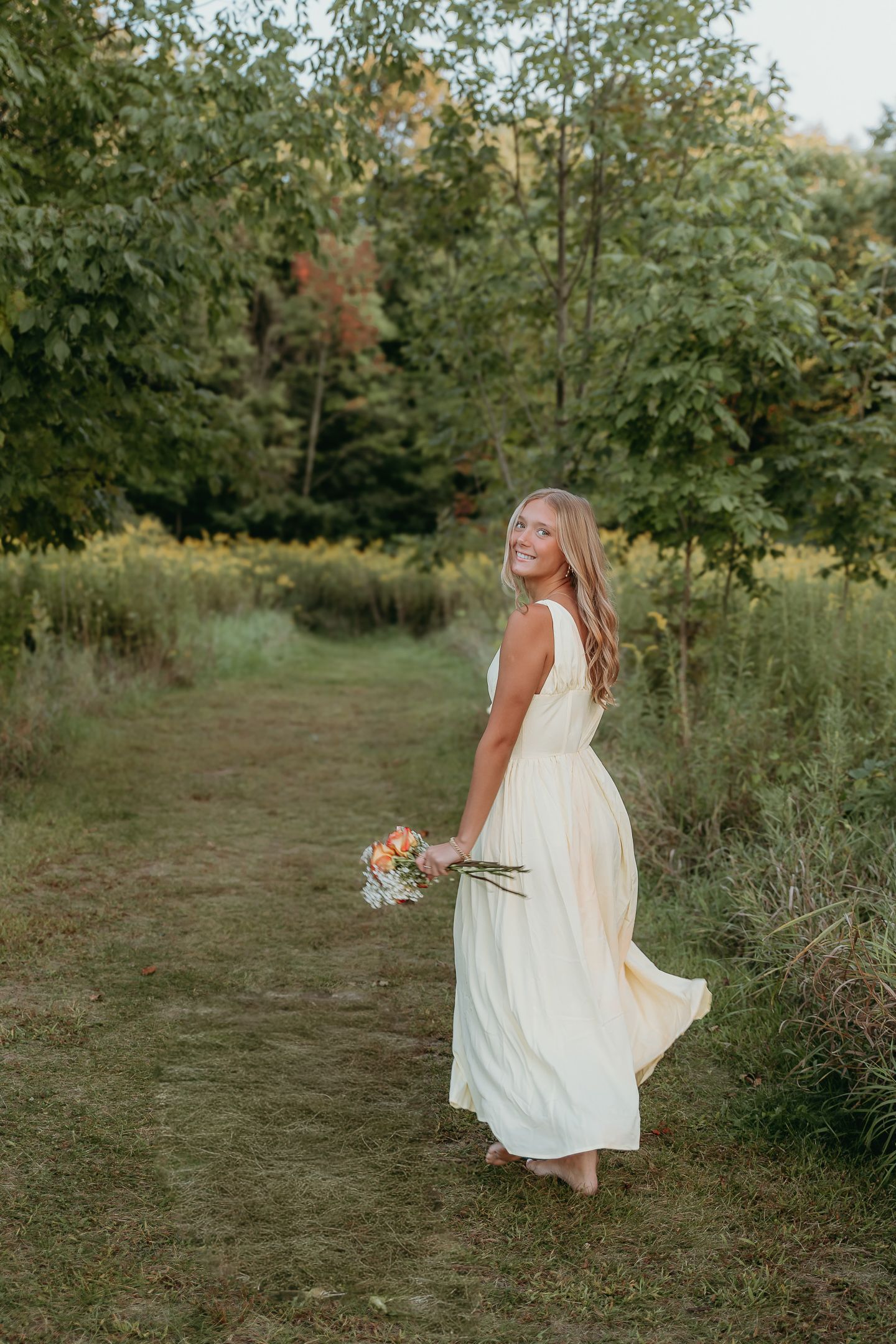 Dreamy golden hour senior photography session by Howell, Mi Senior Photographer Brena B Imagery. Senior Inspo. Girl runs through filed.