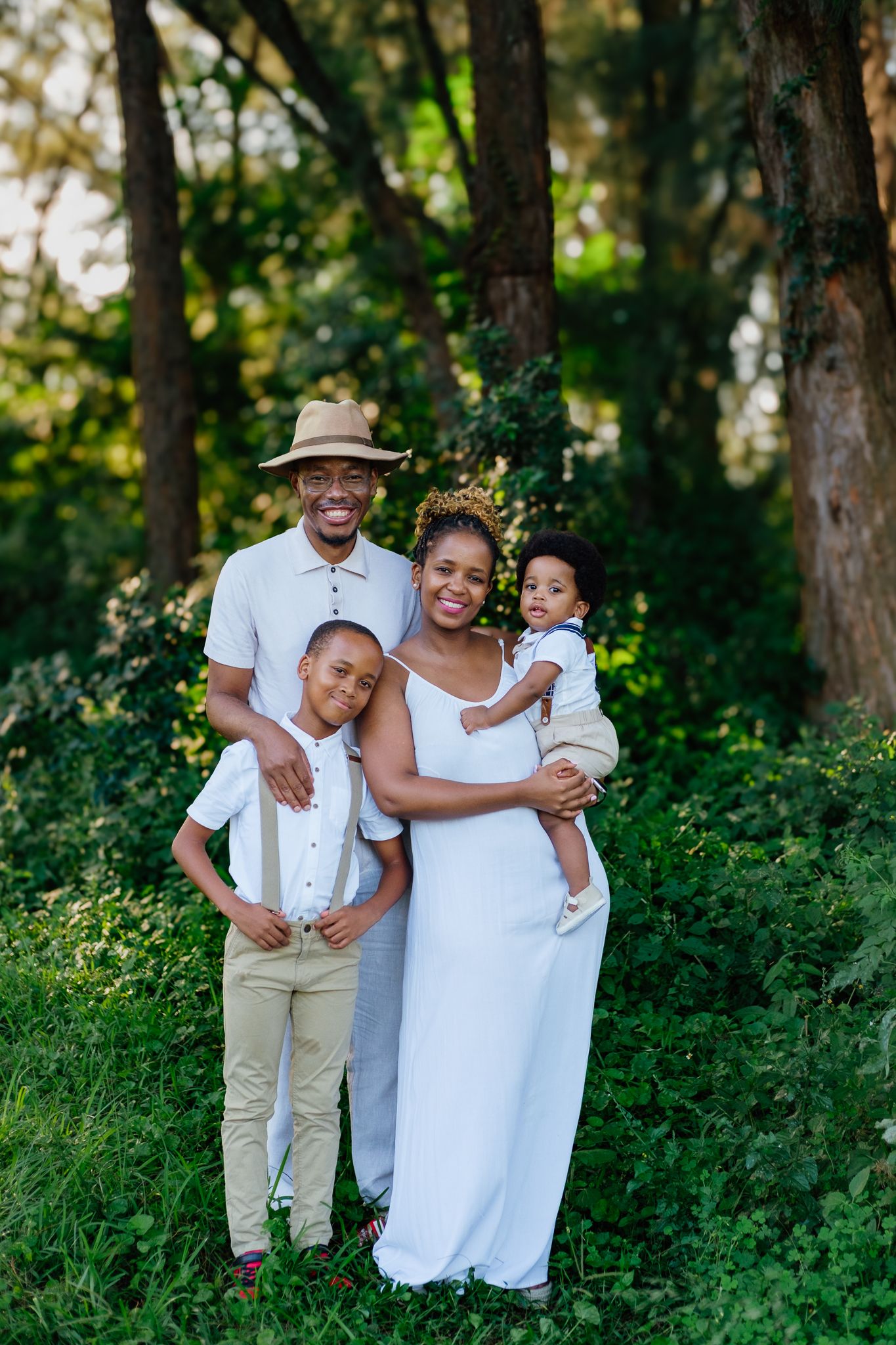 Family portrait session in a forest during a first birthday cake smash