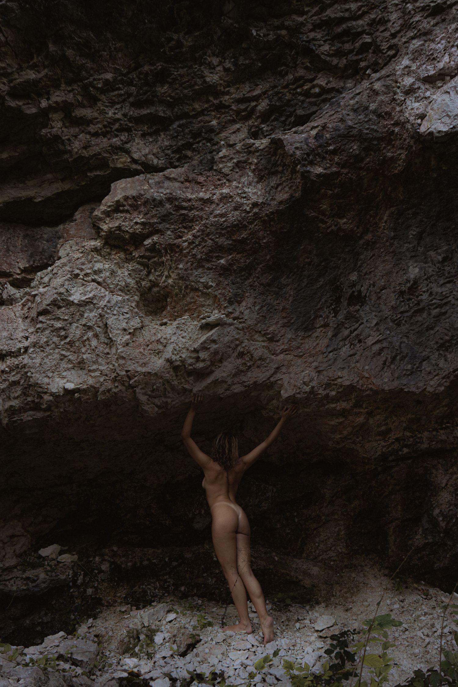 donna che regge una montagna, fotografia di nudo in natura, rituale fotografico per donne.