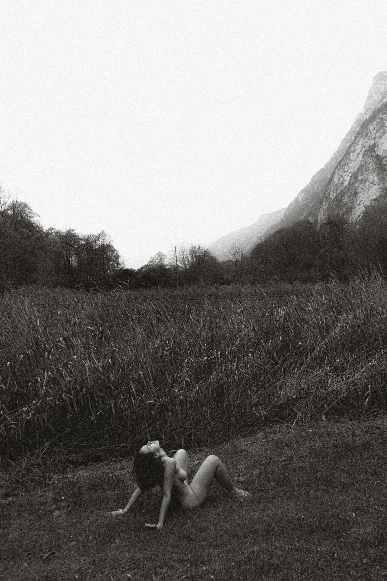 fotografia bianco e nero, donna nuda nella natura che si lascia andare, lascia andare le sue emozioni e si apre alla vita.