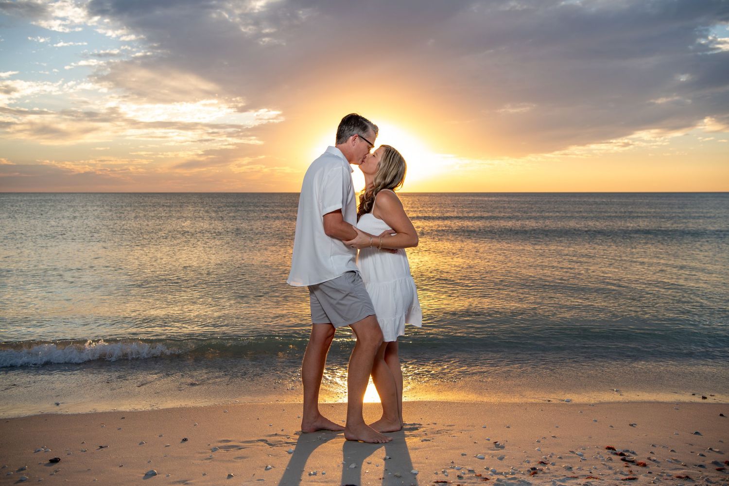 Beach photography session featuring casual poses and golden hour lighting. Beach photoshoot. Family photoshoot,