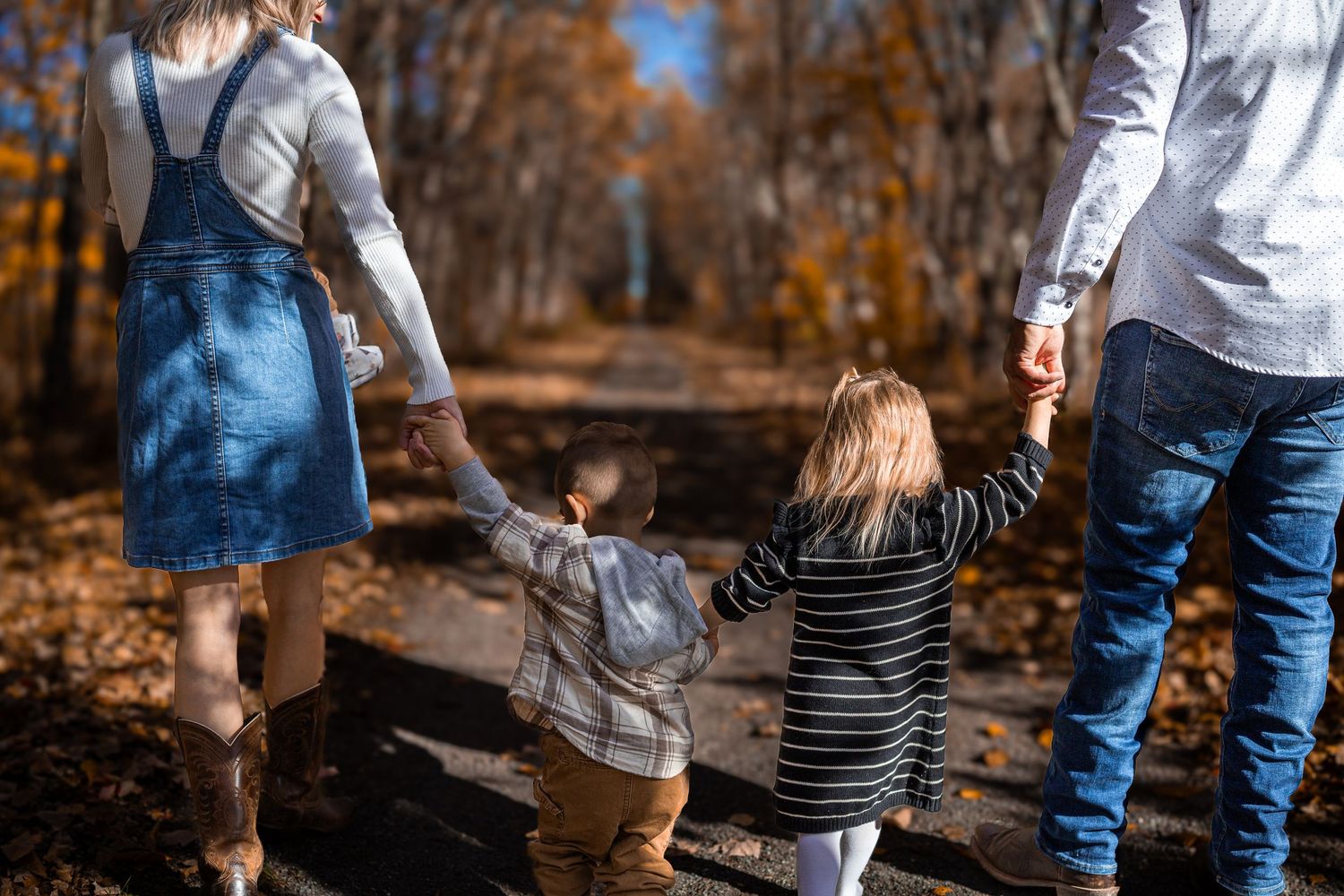 Photo d'une famille dans les couleurs automnales.