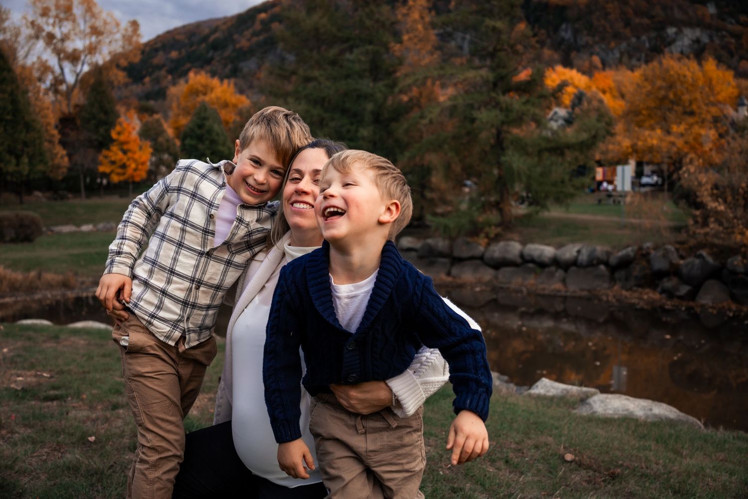 Séance famille au coucher du soleil au Mont-Saint-Hilaire, capturant des sourires naturels et des câlins spontanés.