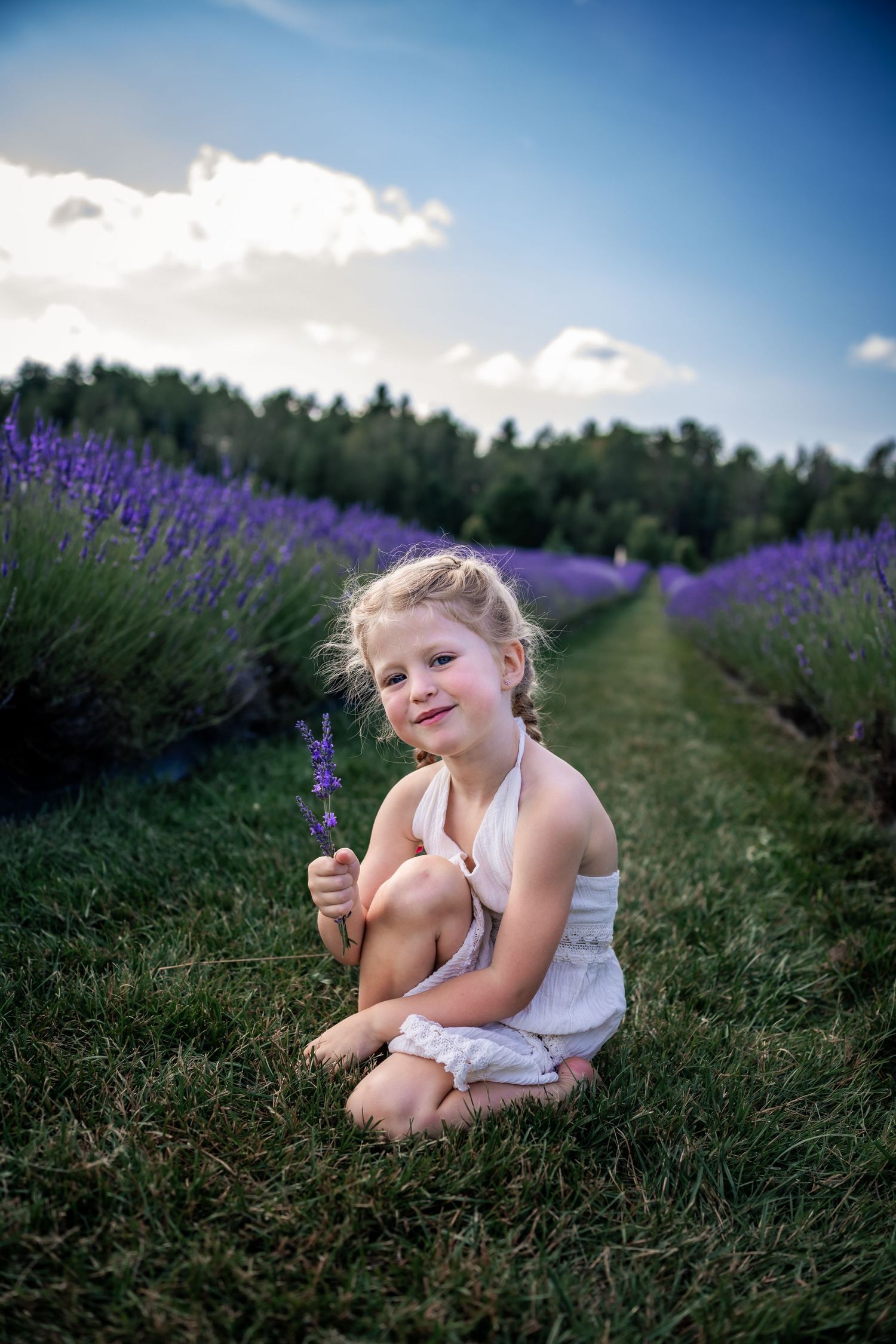 photo d'une enfant dans un champ de lavande chez Bleu Lavande à Magog