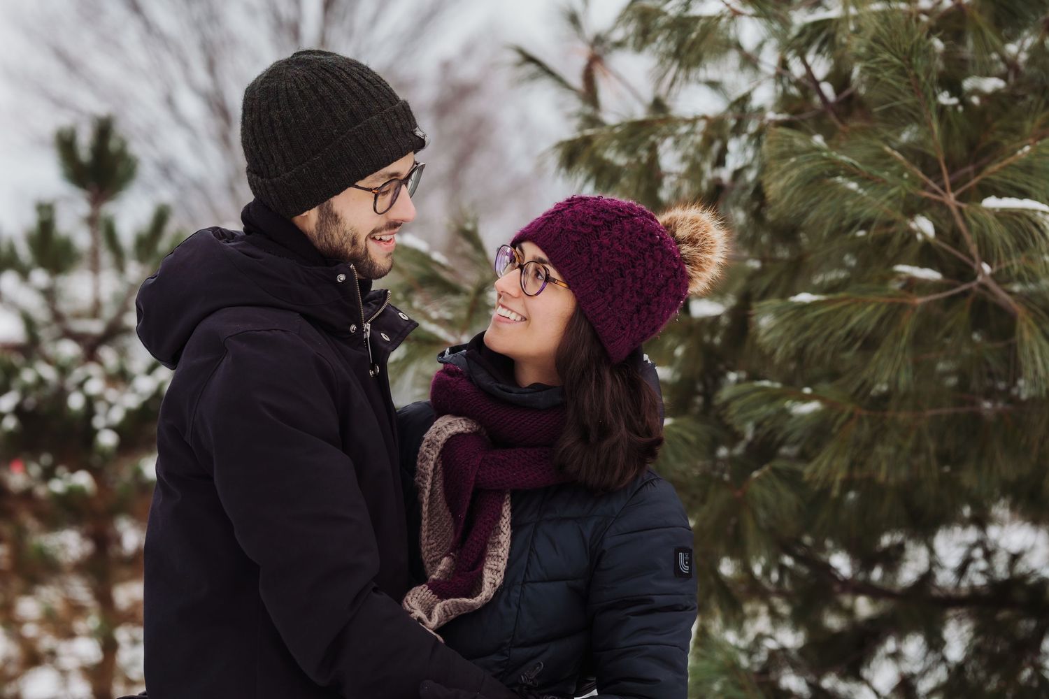 Portrait d'un couple dans les sentiers forestiers du Mont-Saint-Hilaire, lumière douce et moments authentiques.