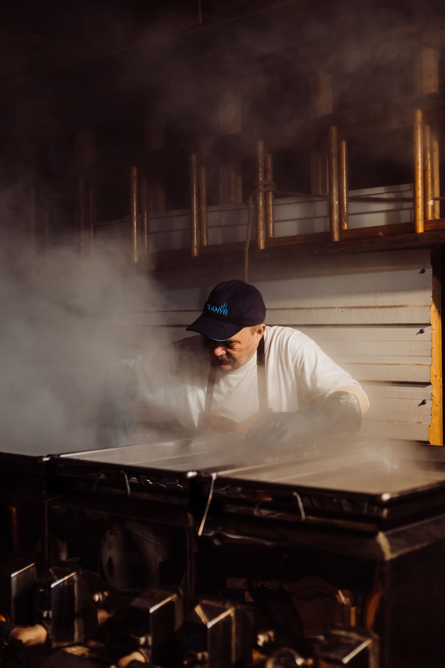 Photo d'une personne qui fait du sirop d'érable lors d'une séance photo lifestyle.