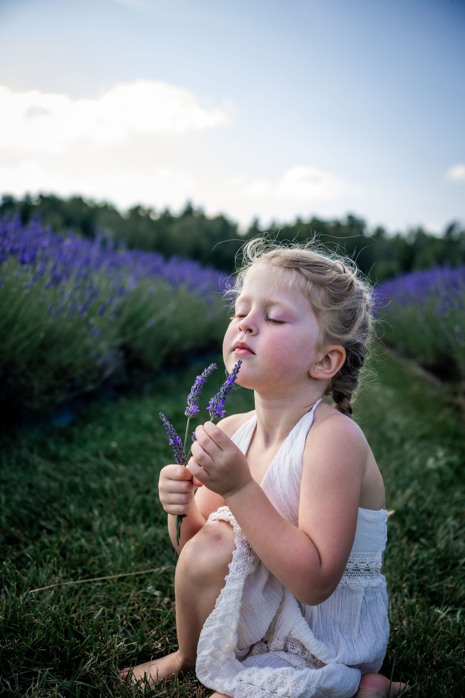 Enfant dans un champ de lavande chez Bleu Lavande à Magog
