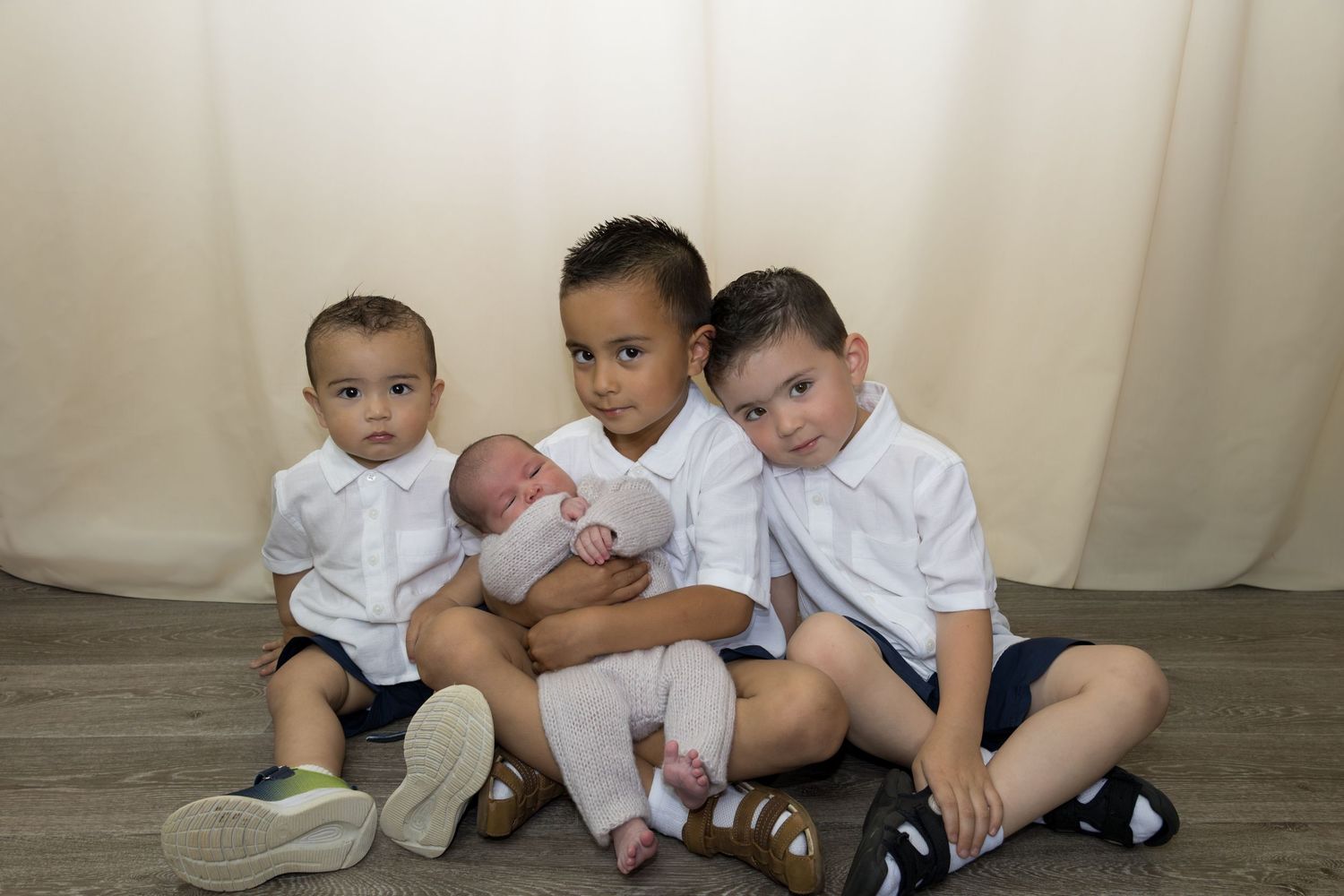 Family photography by Lula Co Photography in Albury–Wodonga, capturing natural smiles, loving connections and special moments together.