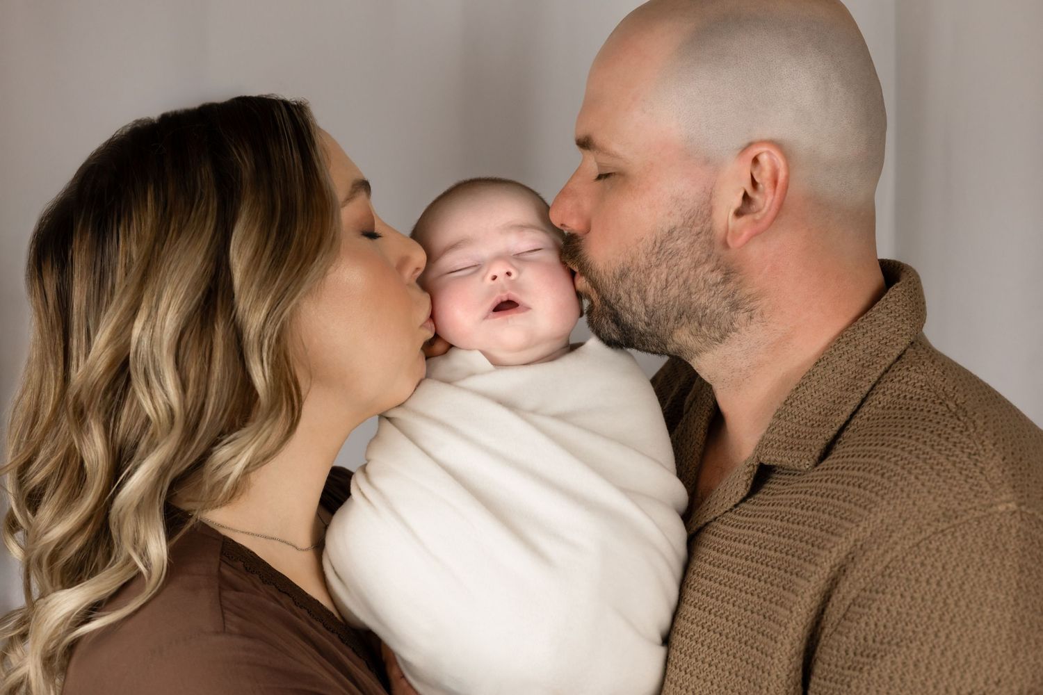 dad-mum-newborn-photographer-albury-baby.jpg