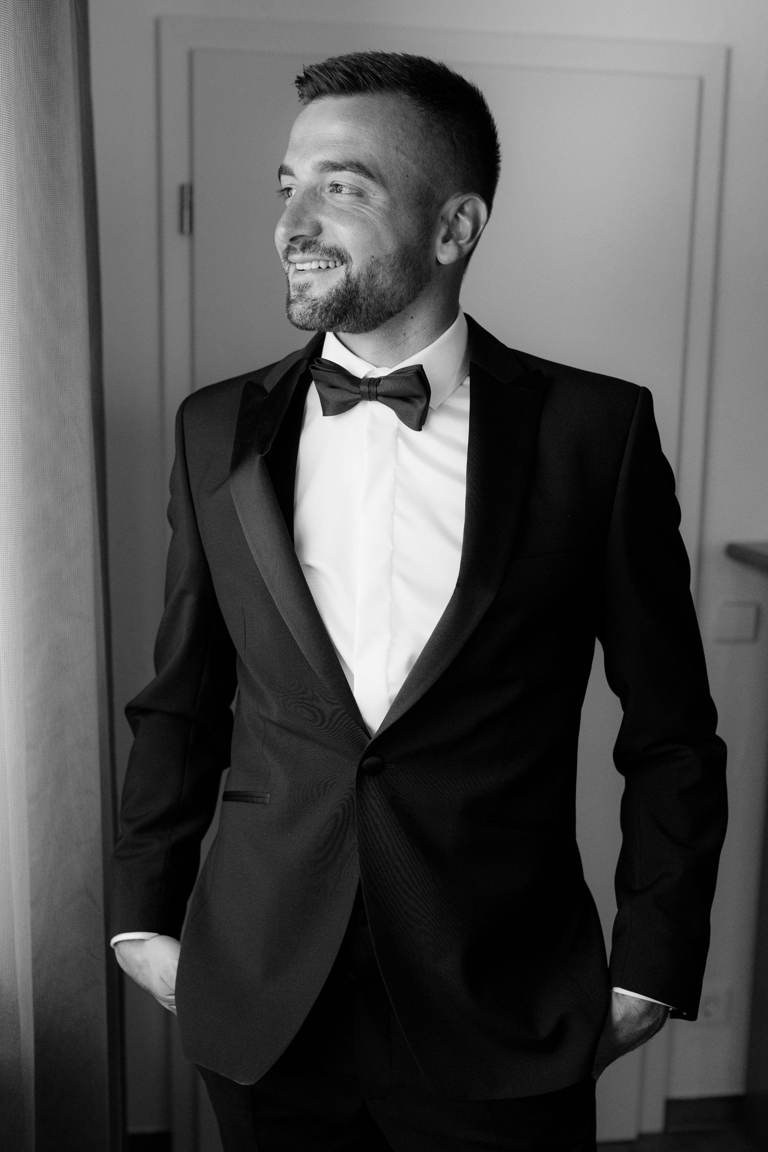 Hochzeisfotograf in Süddeutschland, zeitlos und moderner Stil, Hochzeitsfotos editorial Style, Destination Wedding, Groom Potrait
