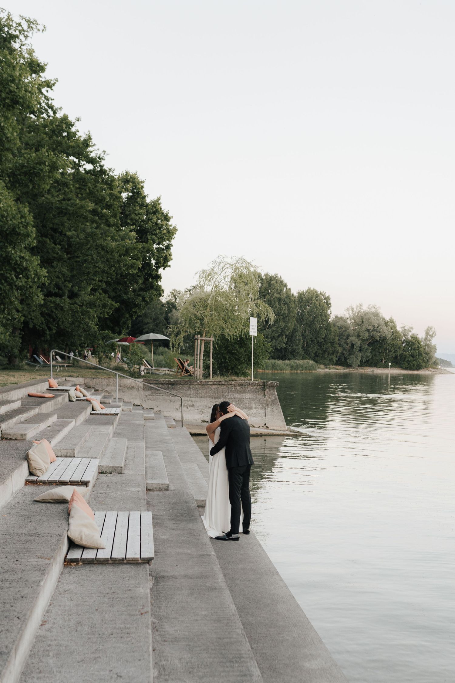 Hochzeisfotograf in Süddeutschland, zeitlos und moderner Stil, Hochzeitsfotos editorial Style, Brautpaar, Nicole Bühler, Bodensee, Seegut