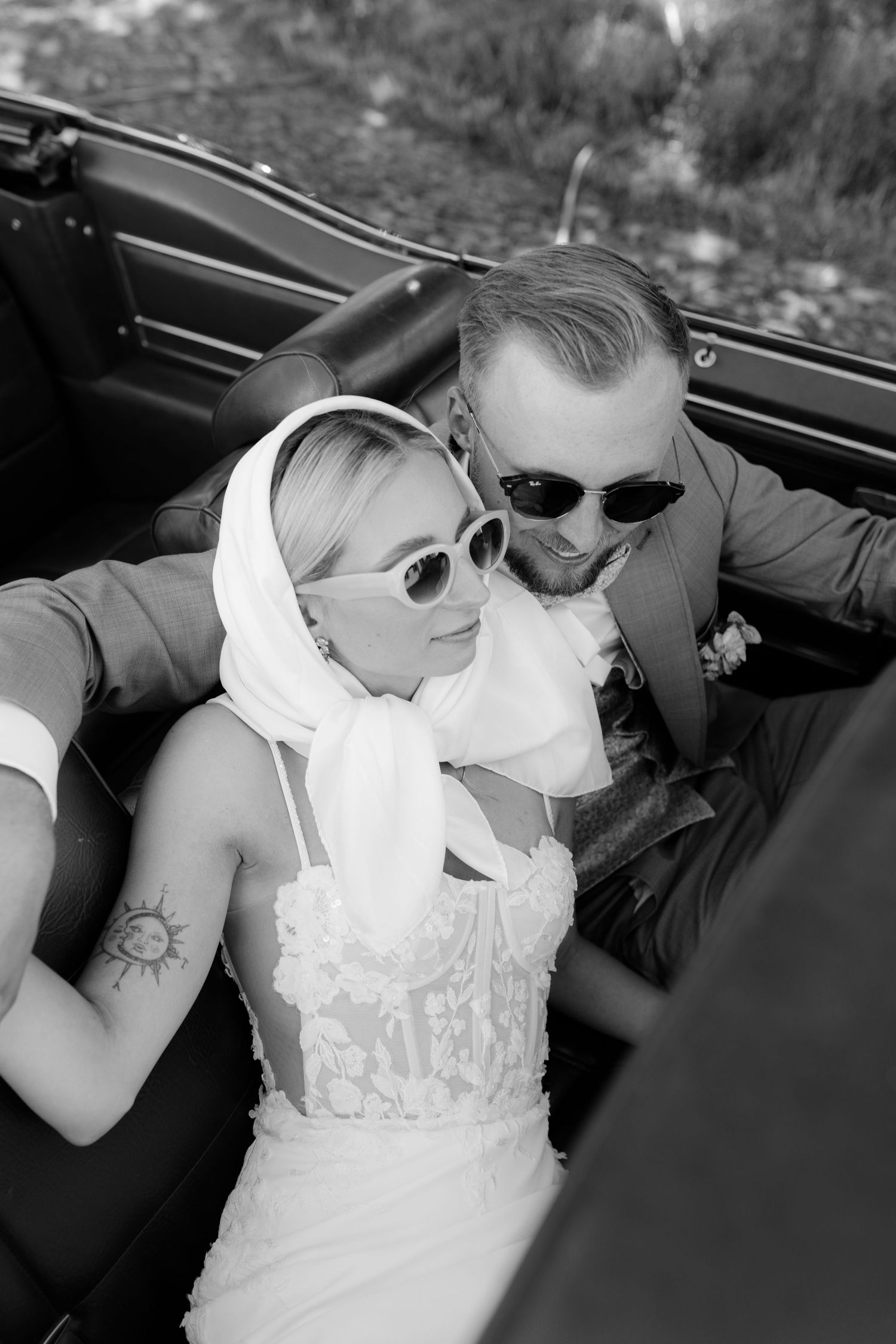 Hochzeisfotograf in Süddeutschland, zeitlos und moderner Stil, Hochzeitsfotos editorial, Wedding, Nicole Bühler, Brautpaar Shooting, Cabrio