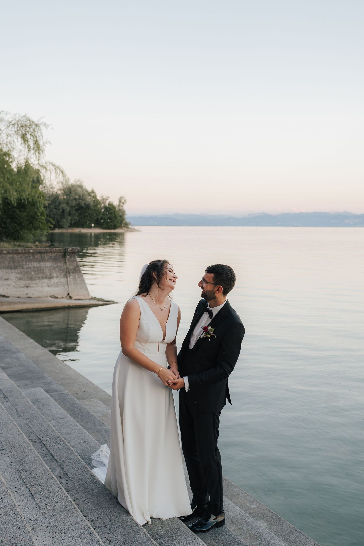 Hochzeisfotograf in Süddeutschland, zeitlos und moderner Stil, Hochzeitsfotos editorial Style, Brautpaar, Nicole Bühler, Bodensee, Seegut