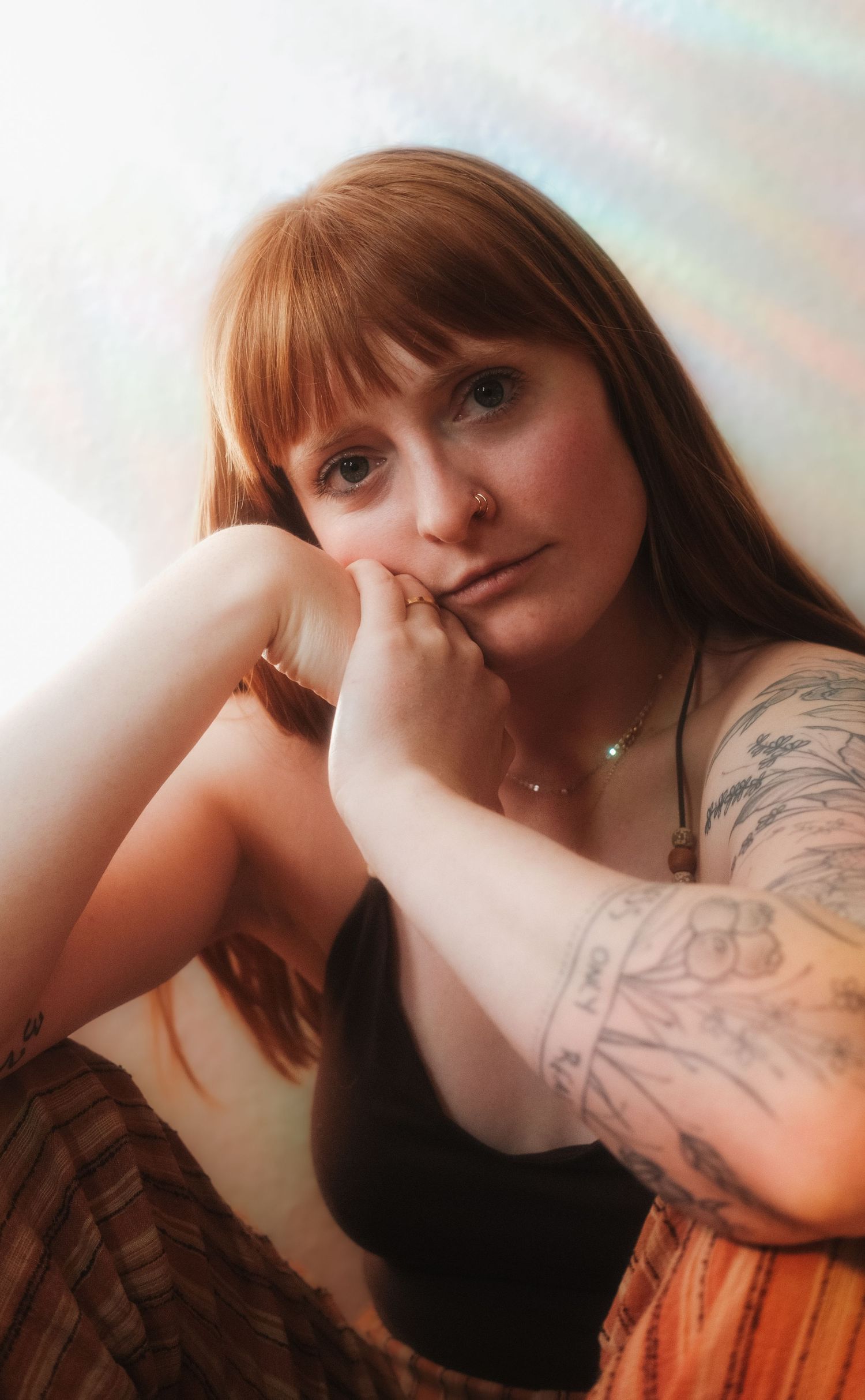 Portrait von Frau mit warmen Licht und Regenbogen