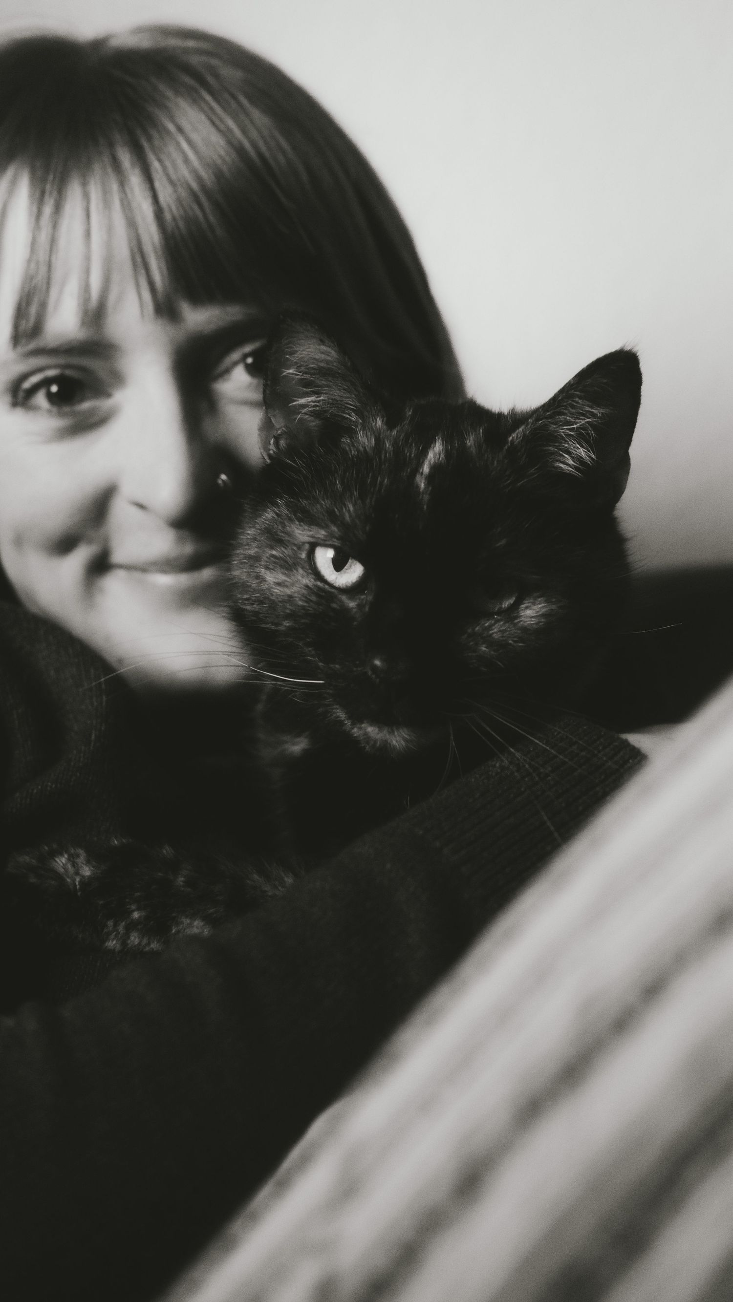 Frau mit Katze in schwarz weiß