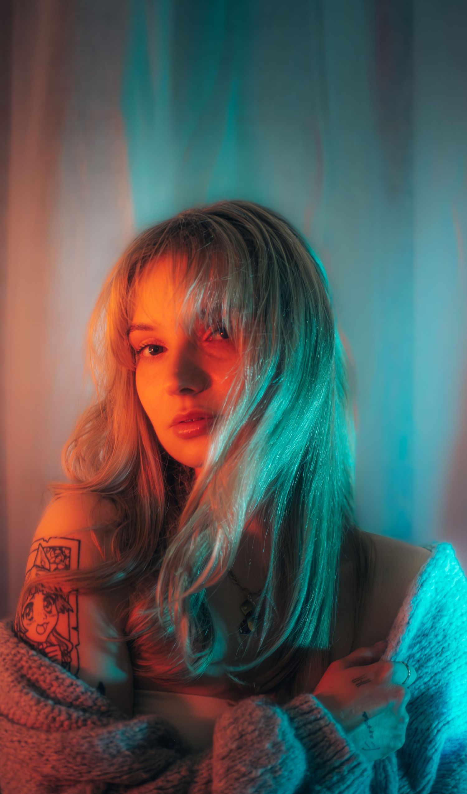 Portrait von Frau mit orangem und blauen Licht