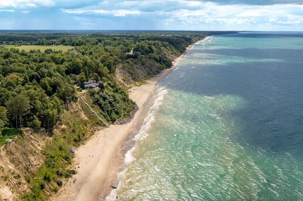 Real estate photography by InLook Studio LLC for Realtors with photos, drone, floor plans, video. Based in Michigan, available globally.