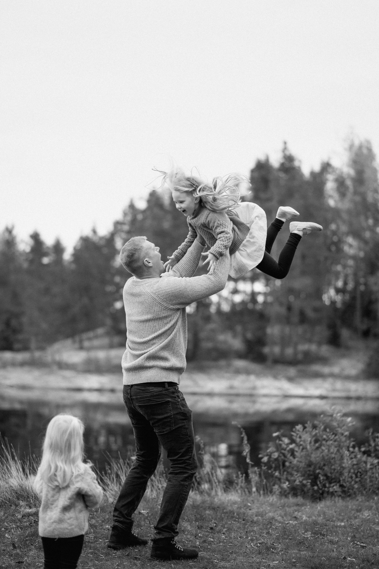 Isä heittää lasta ilmaan