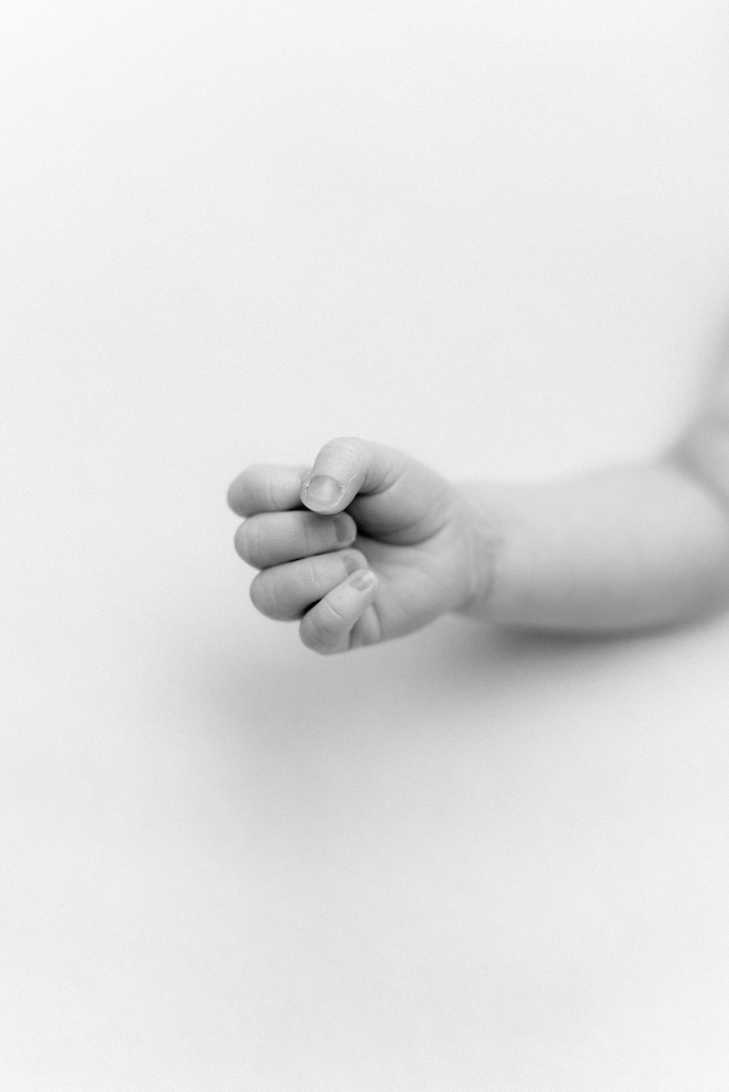 Vastasyntyneen vauvan pieni käsi - newbornkuvaus Lappeenranta