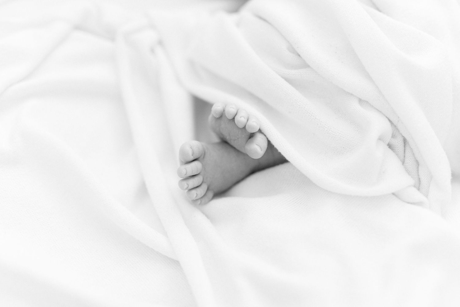 Pienen vauvan varpaat - newbornkuvaus asiakkaan kotona