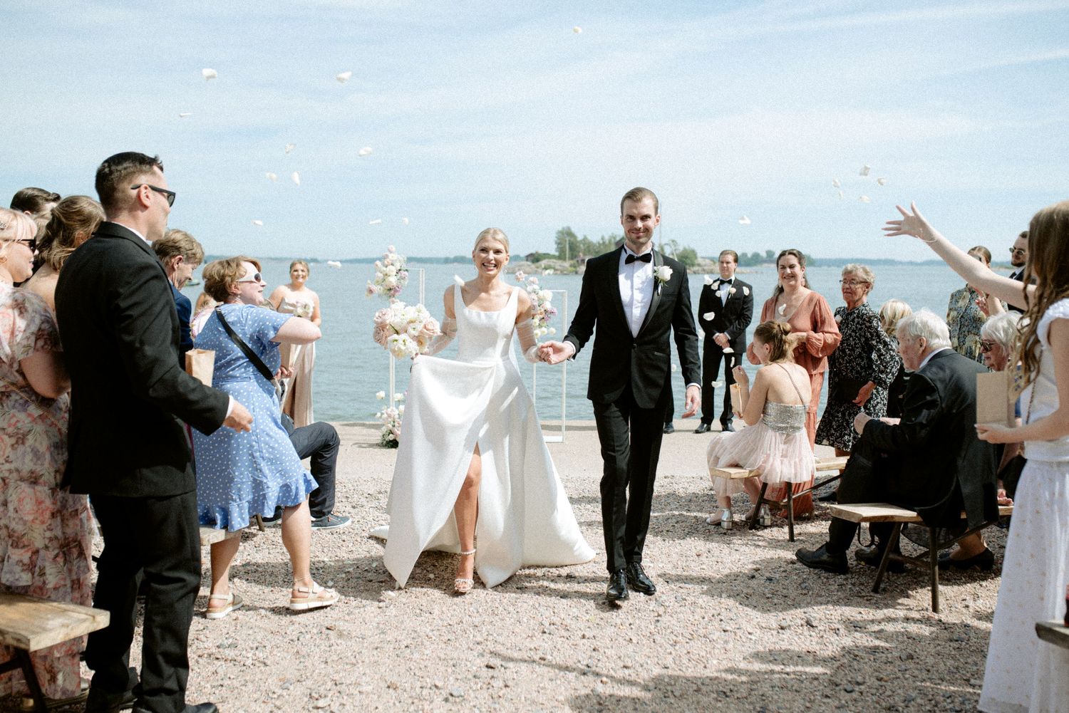 hääpari kävelee pois alttarilta