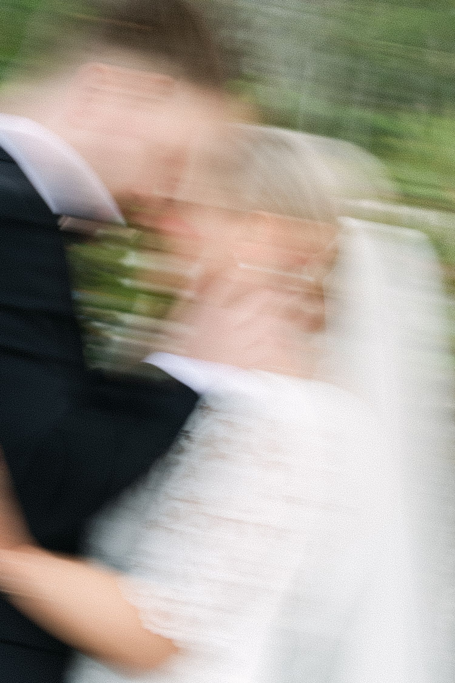 Taiteellinen hääkuva hääparista lähekkäin