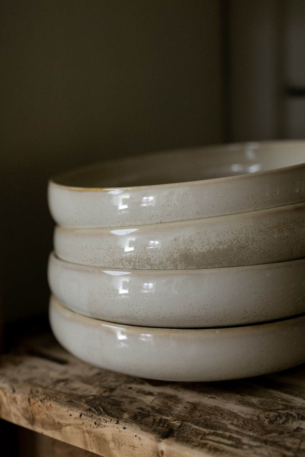 Bols en céramique artisanale sur table en bois - photographie de produit pour artisan dans le Perche