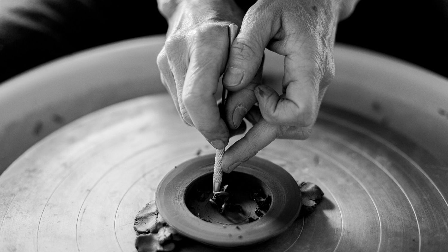 Portrait artisan céramiste au tour - reportage métier dans le Perche. Normandie - Aurélia Greco photographe