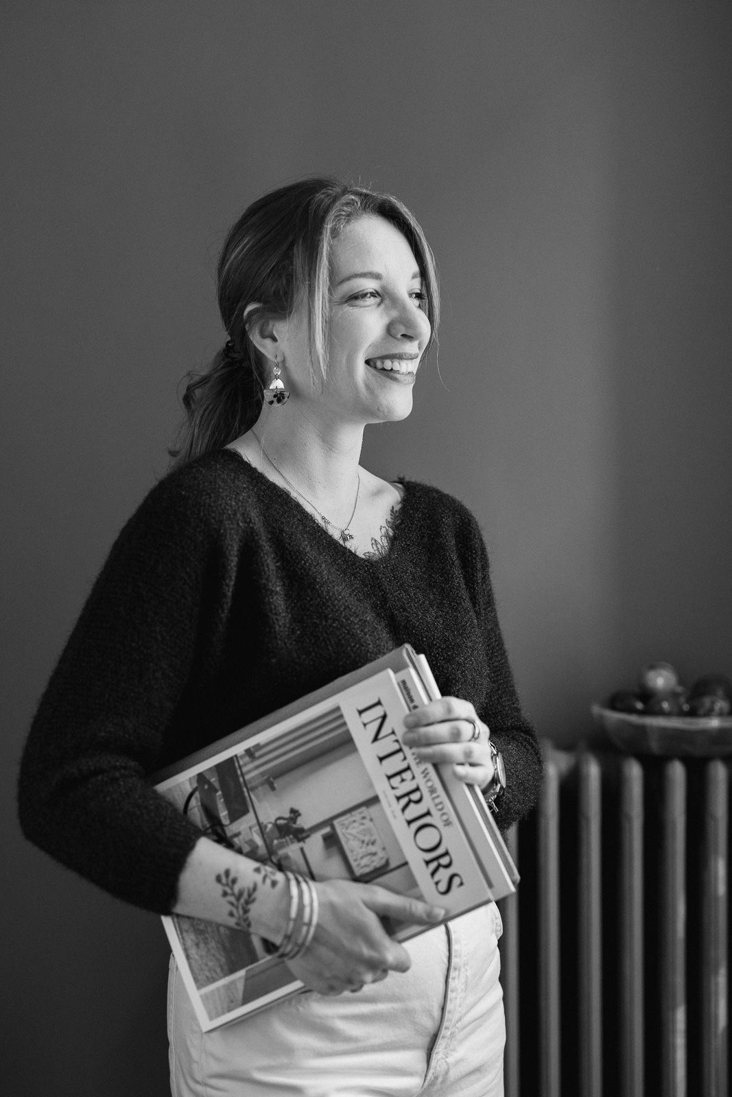 Portrait d’une architecte d’intérieur tenant un livre dans son espace de travail - Le Perche - Normandie