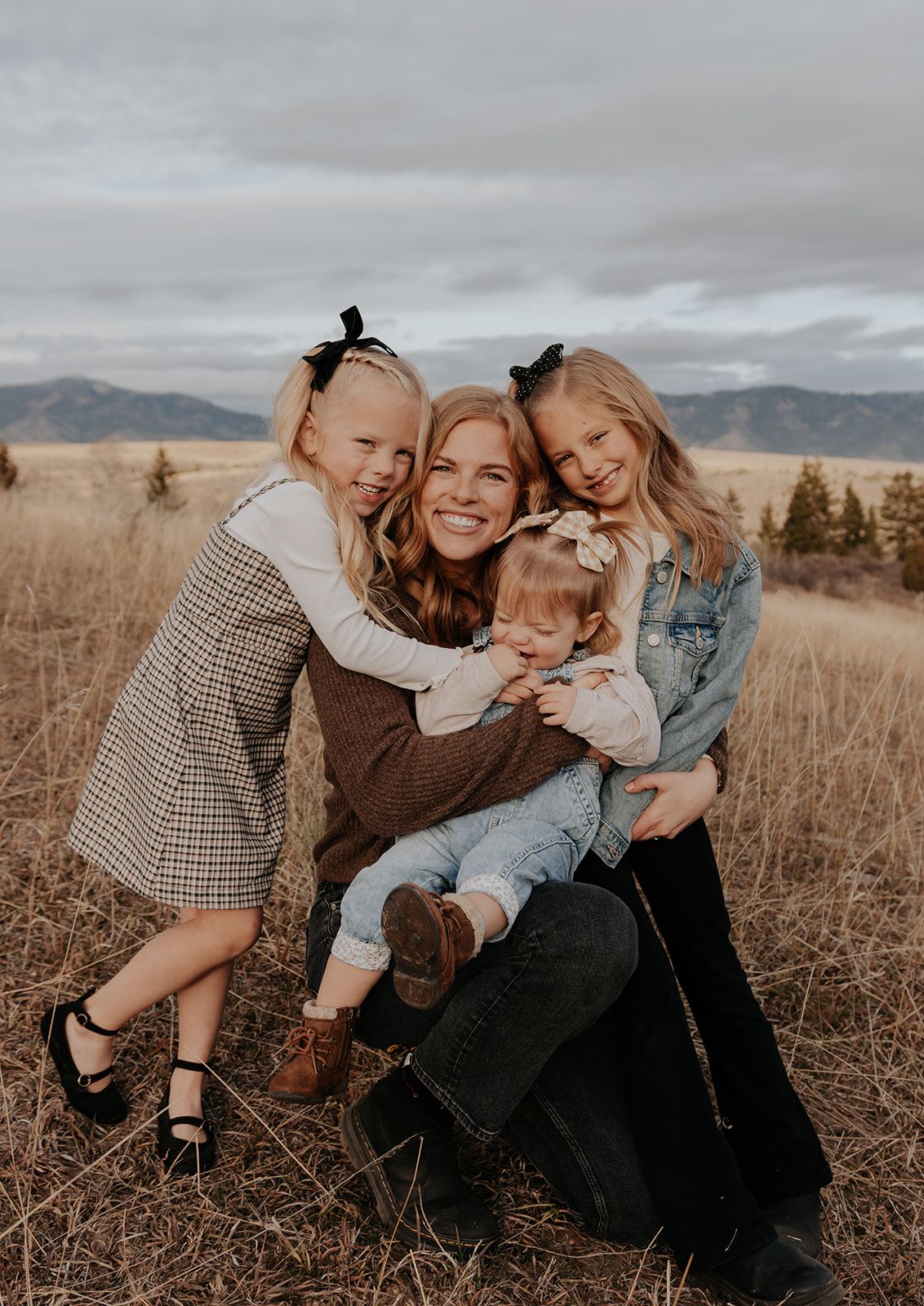 Family photo session in Swan Valley, Idaho. Mother and daughters