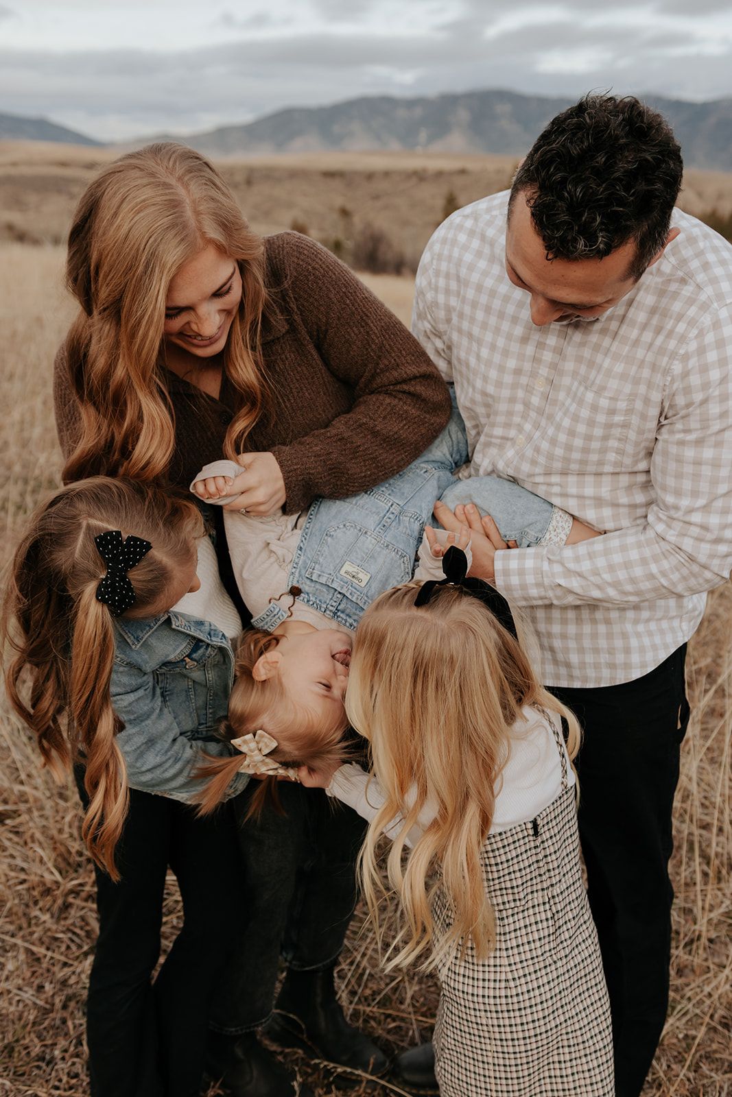 Family photo session in Swan Valley, Idaho. Candid, warm, natural family photos.