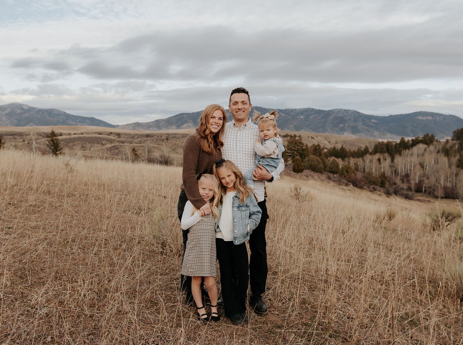 Family photo session in Swan Valley, Idaho. Candid, warm, natural family photos.
