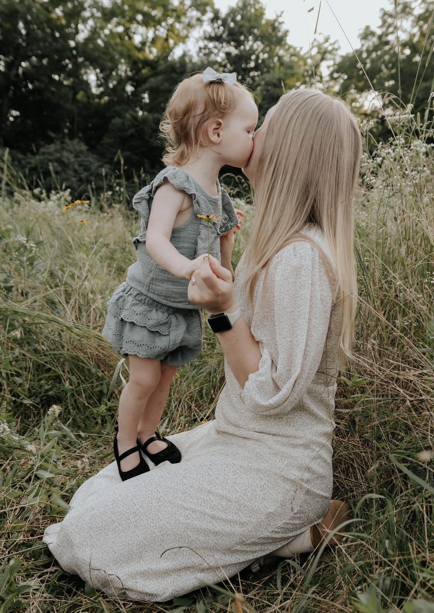 Photo of mother and daughter during a small family photoshoot at Wilson's Creek National Battlefield in Springfield, Missouri