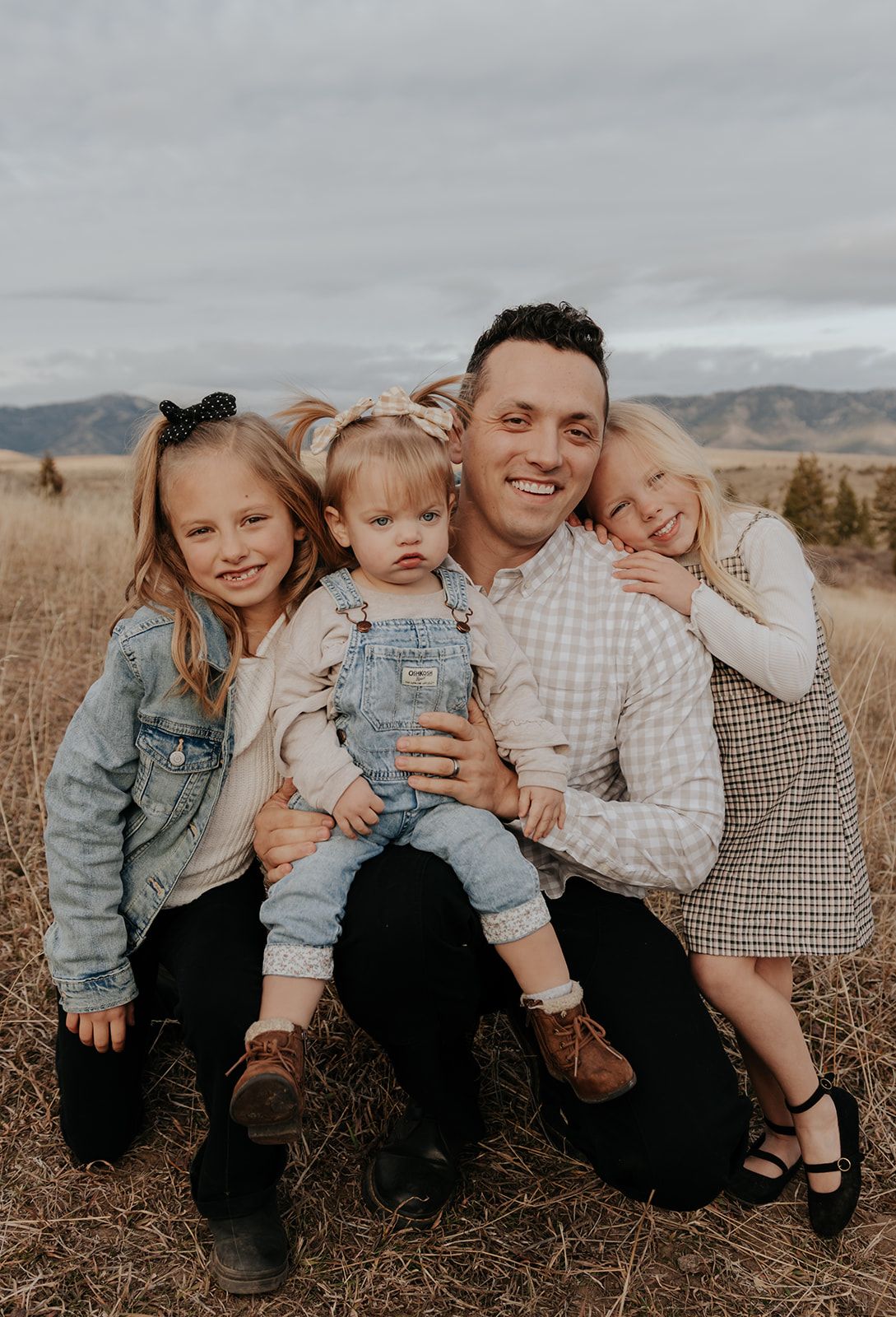 Family photo session in Swan Valley, Idaho. Father and daughters