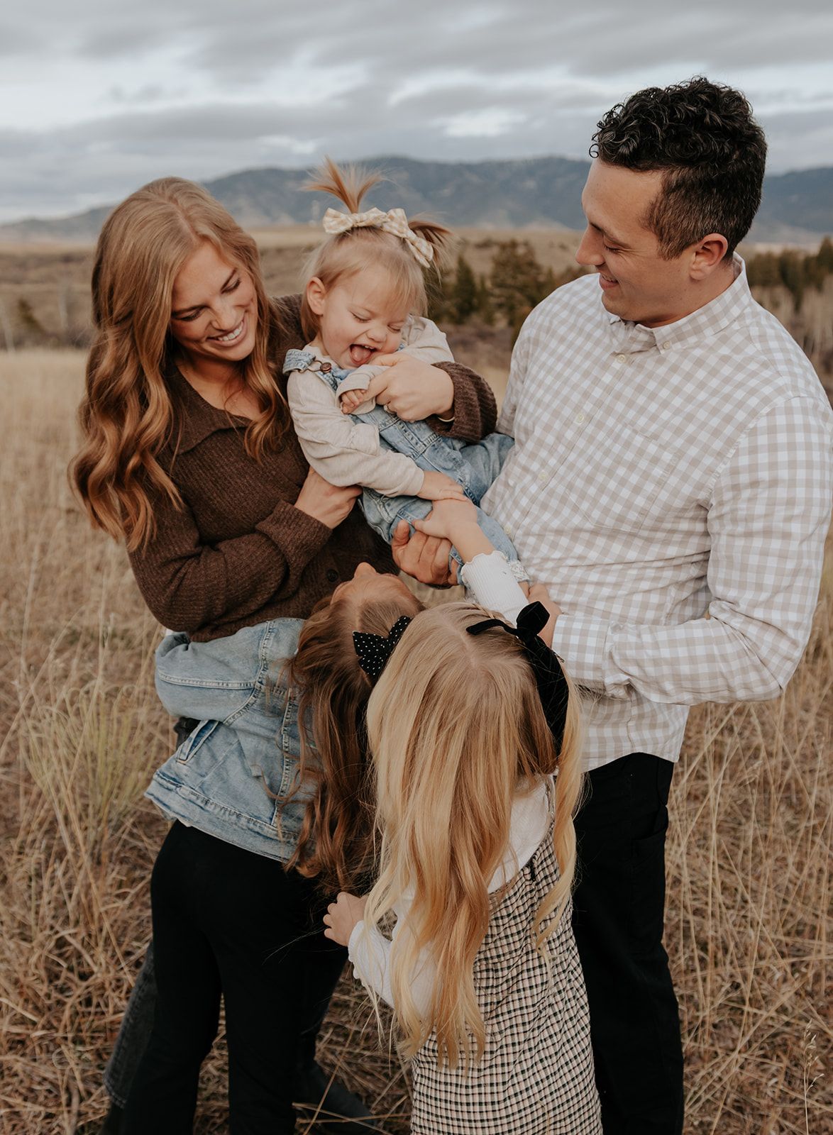 Family photo session in Swan Valley, Idaho. Candid, warm, natural family photos.