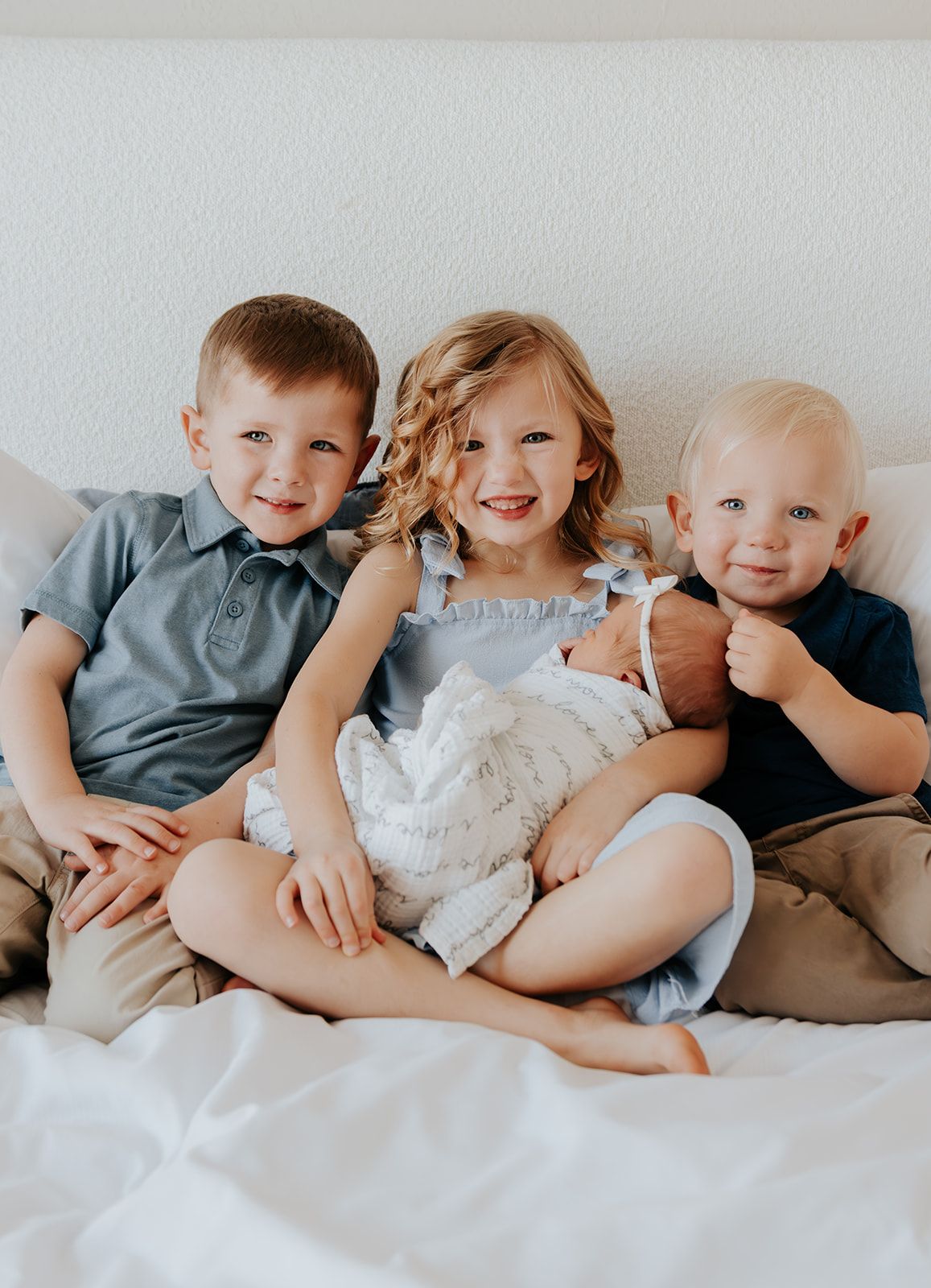 In-home newborn photoshoot in Springfield, Missouri. Intimate and candid newborn photoshoot. Siblings with newborn baby